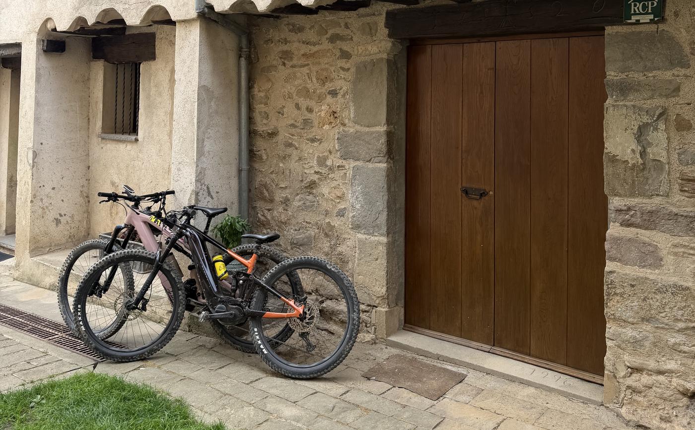 Entrada principal de Can Pau amb bicicletes